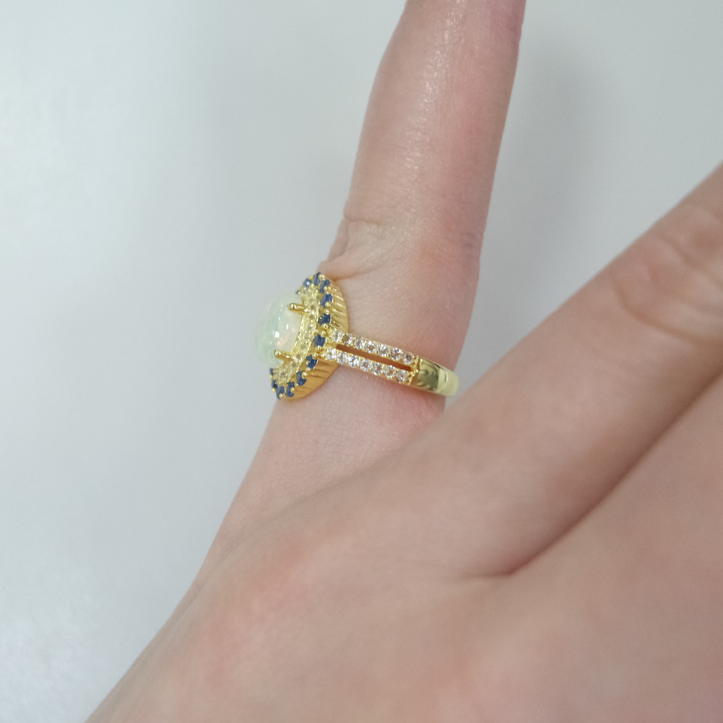 Серебряное кольцо с опалом и сапфирами